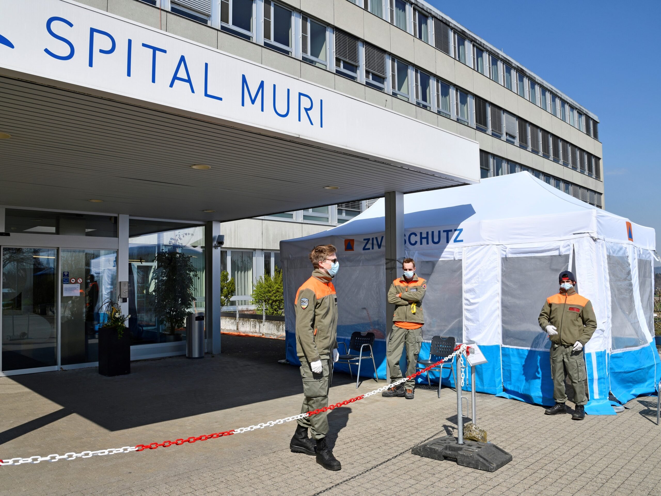Home 19 Einsatzbereite Schutz-Zelte